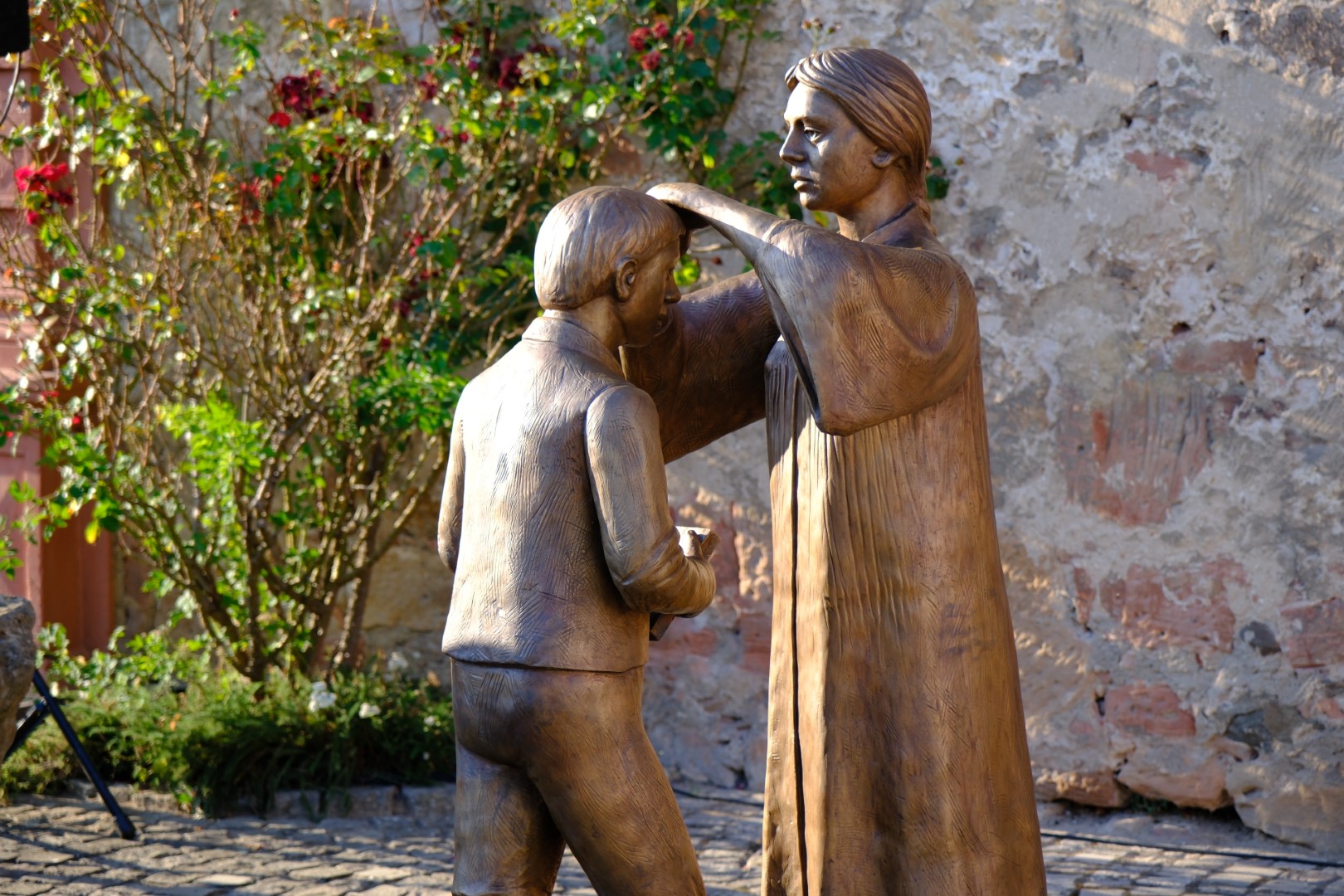 Pfarrerin und Konfirmand an der Konfirmationsskulptur
