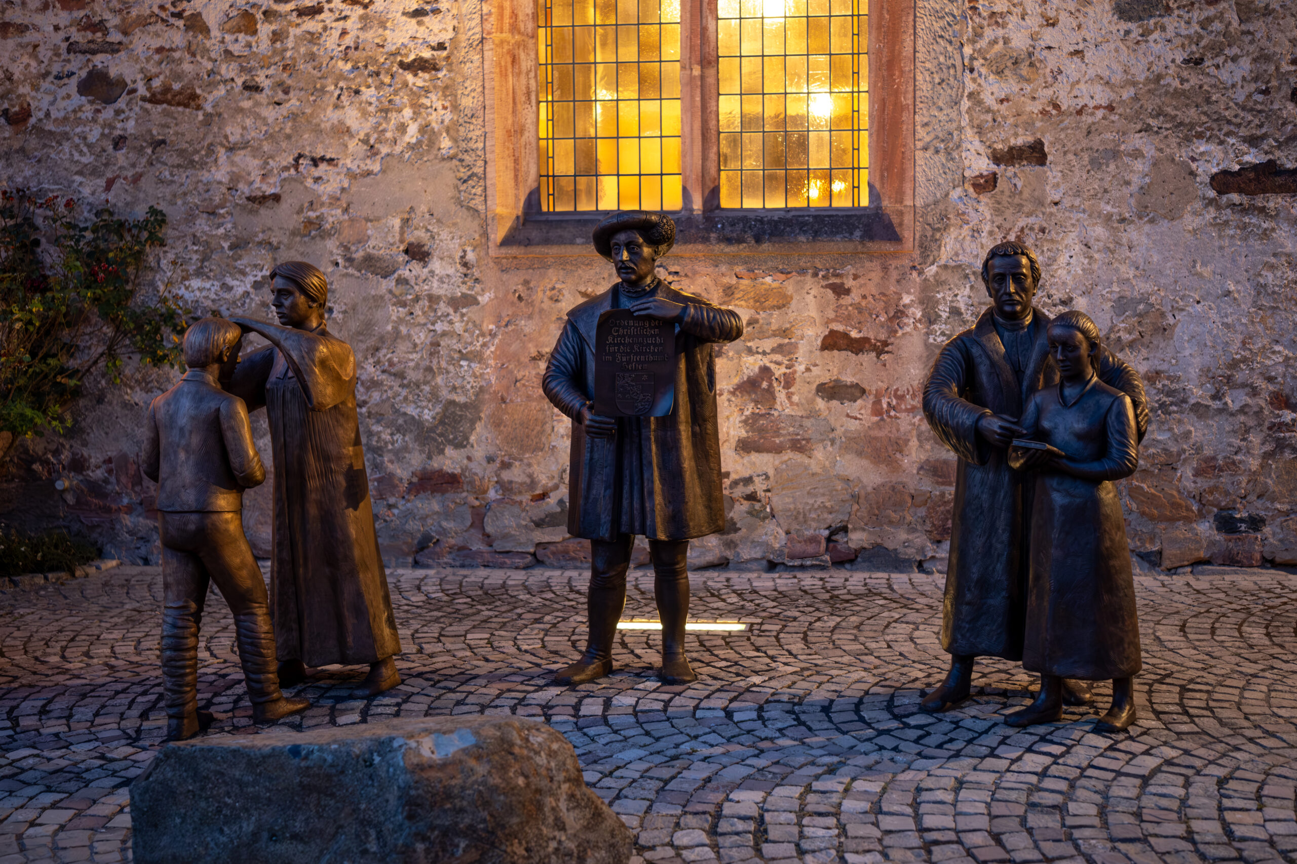 Die Konfirmationsskulptur bei Nacht