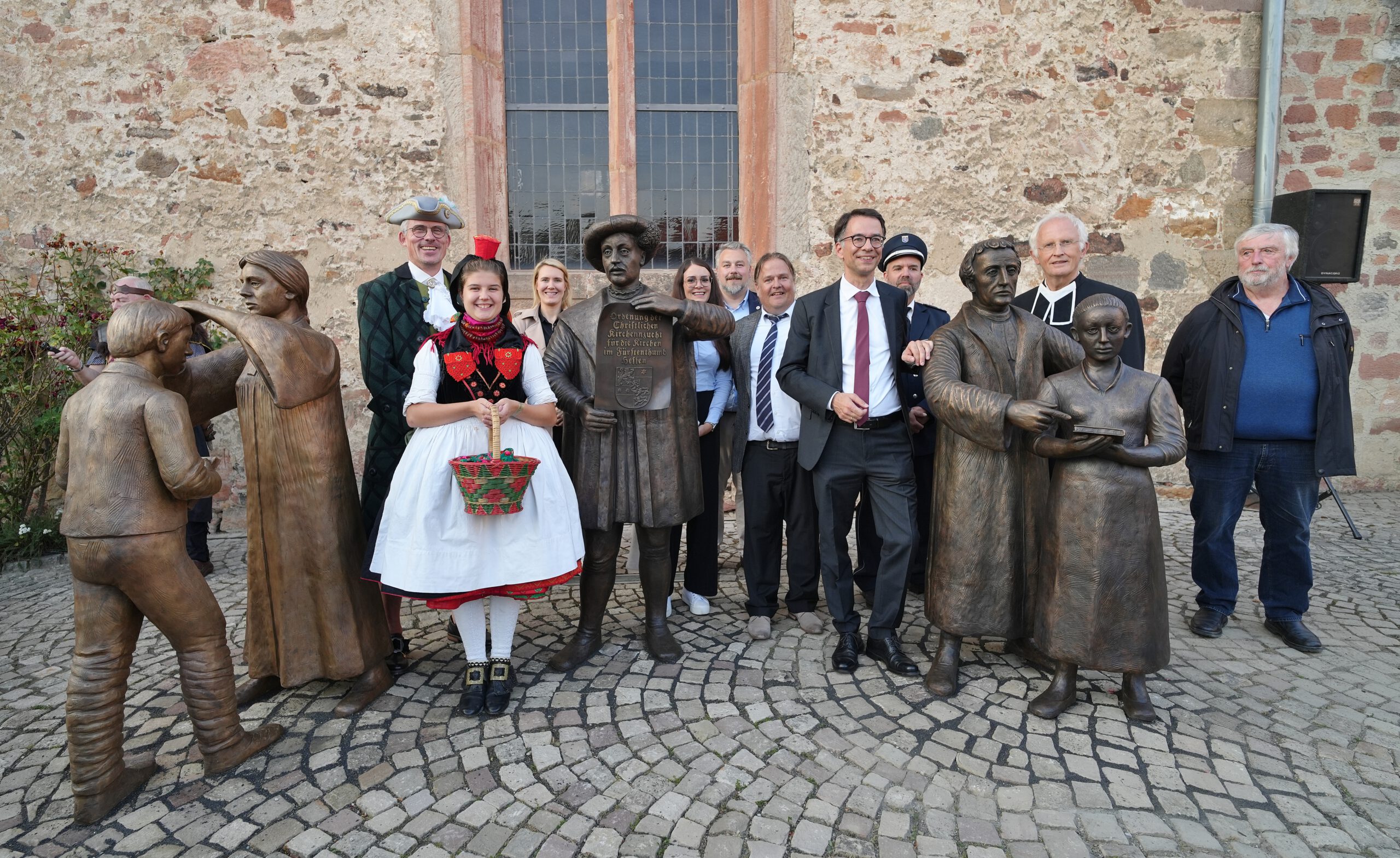 Fototermin an der Konfirmationsskulptur mit Minister